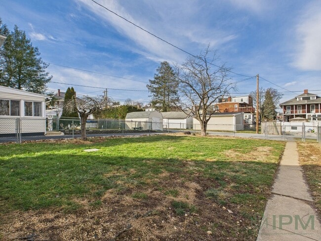 Building Photo - Charming 2 Bedroom Located in Central School District Available Now