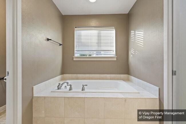 Building Photo - 685 NW 176th Ct