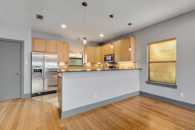 Building Photo - 1203 E 2nd St