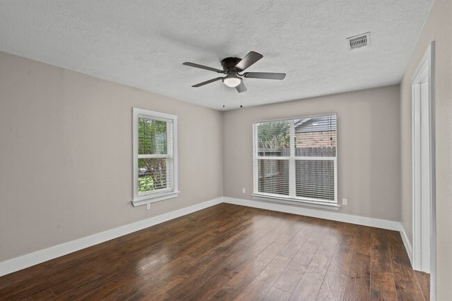 Building Photo - 1107 Londonderry Ave