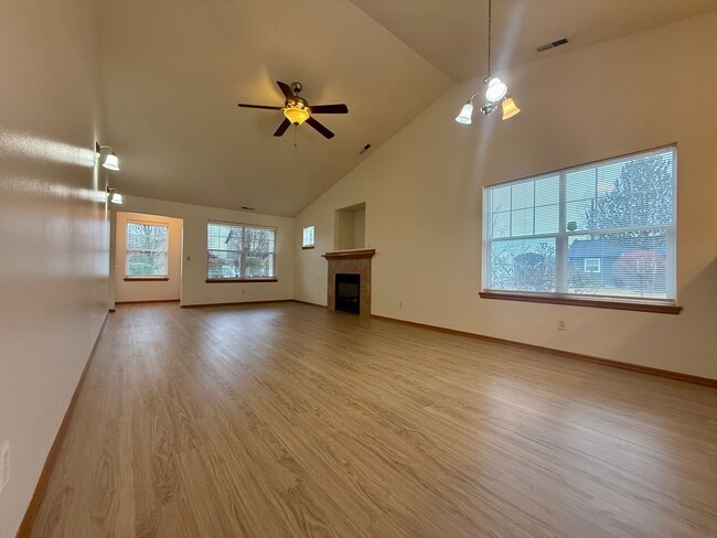 Building Photo - COME TAKE A LOOK AT THIS BEAUTIFUL NEWLY UPDATED HOME IN REDMOND!!