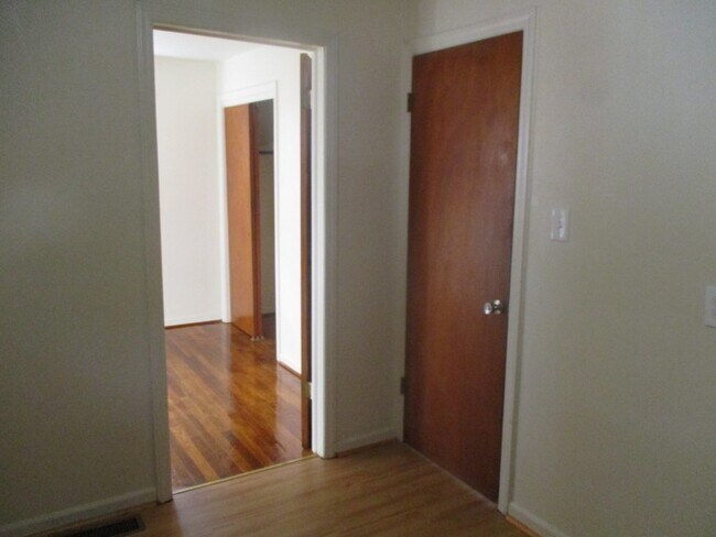 Building Photo - 110 Longhill Rd