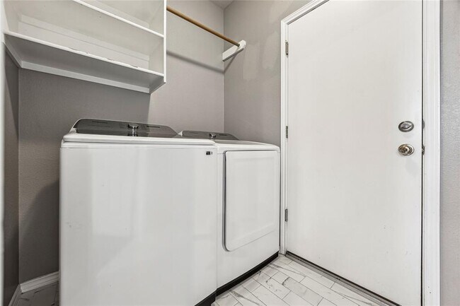 Building Photo - 2212 Clover Ridge Dr