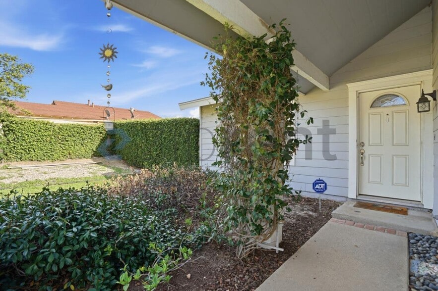 Building Photo - 2134 Latham St