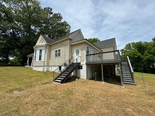 Building Photo - Large Historical 3/2 House in Summerville-$1,595
