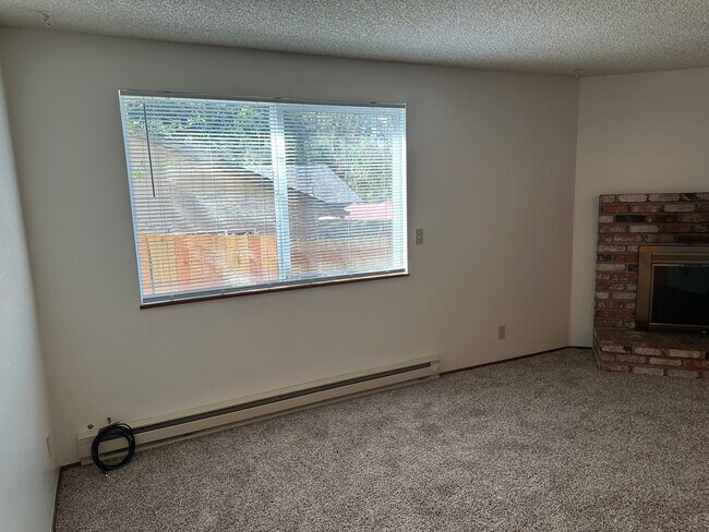 Building Photo - 2 bedroom 1.5 bathroom duplex in quiet Thu...