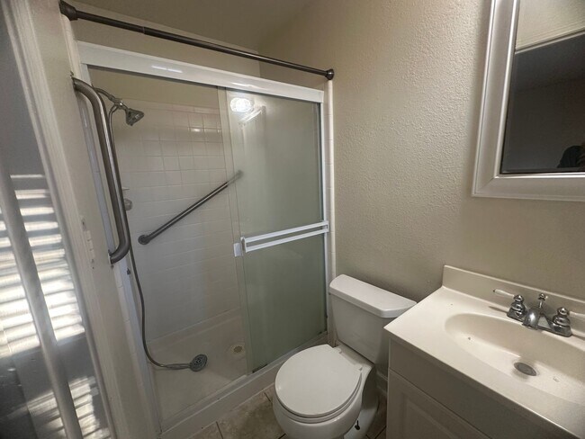 Building Photo - 3 Bedroom 2 Bathroom Home with Yard