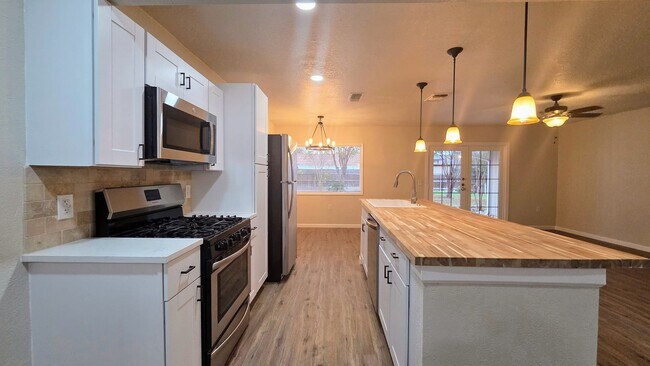 Building Photo - Newly Renovated NE San Antonio 3 bedroom home in established neighborhood-You do not want to miss...