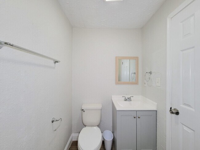 Building Photo - 711 Ave A Ave