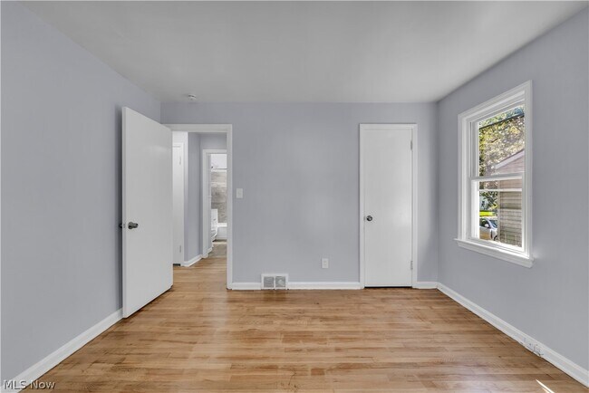 Building Photo - 15506 Westview Ave
