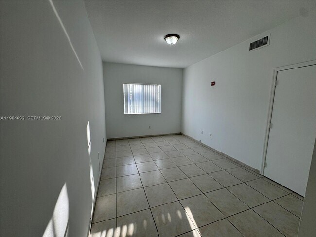 Building Photo - 7280 NW 114th Ave