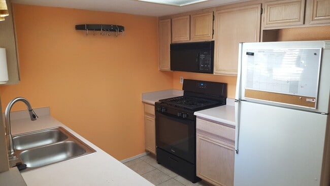 Building Photo - Three Bedroom Southwest Condo, Tile, Ground Floor