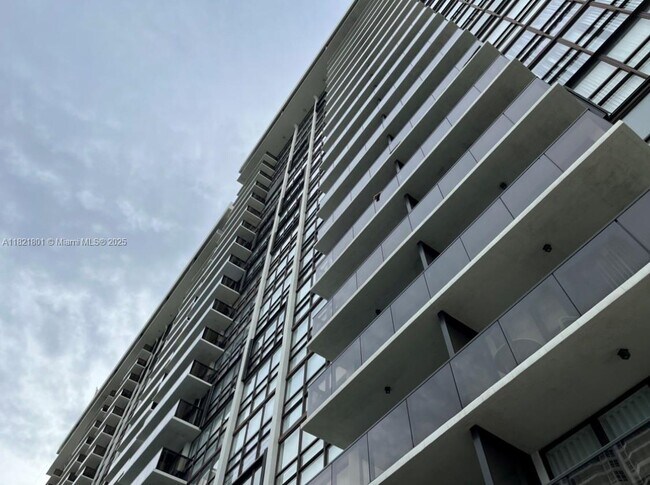 Building Photo - 600 NE 36th St