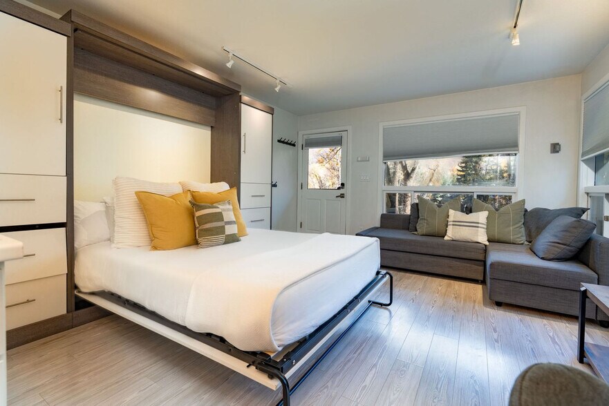 Building Photo - 900 E Hopkins Ave