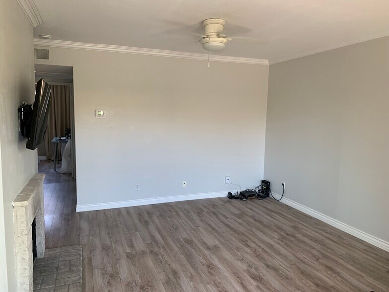 Living room area - 4062 Georgia St