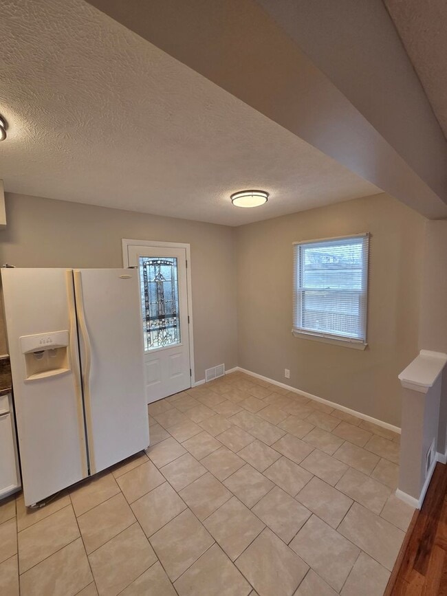 Building Photo - 3 bed, 2 bath, 1 car garage with finished basement, fenced back, newly remodeled