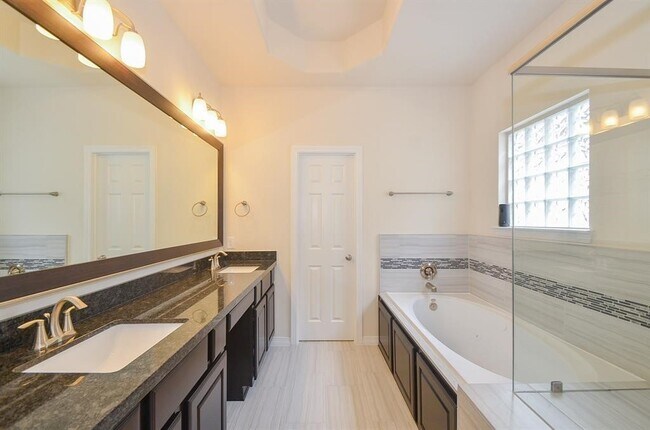 Building Photo - 10014 Spring Shadows Park Cir