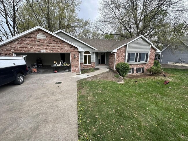 Building Photo - 5 Bed 4 Bath Home fenced yard