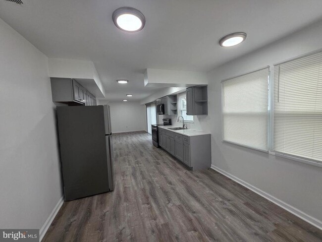 Building Photo - 14 East Ct