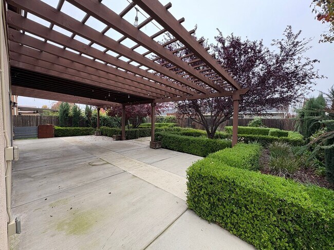 Building Photo - Two story home in NW Visalia Rent Ready!