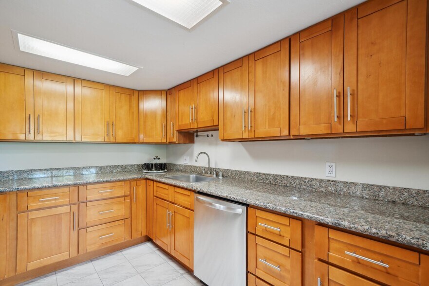 Building Photo - 1706 Dalessi Dr