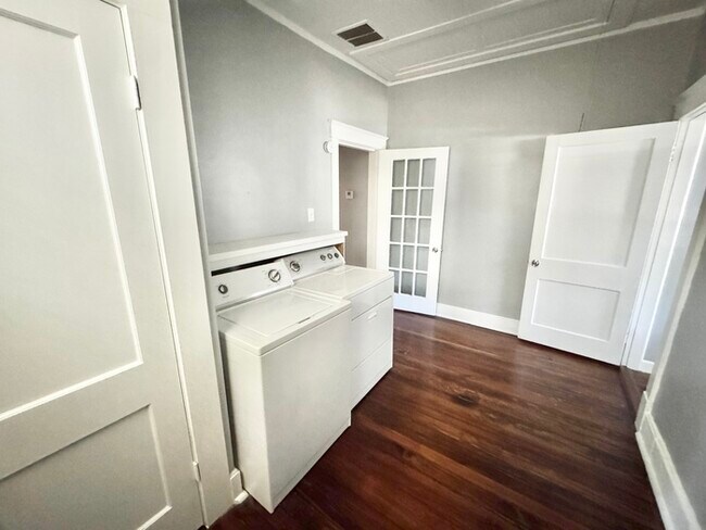Building Photo - 664 Landis St