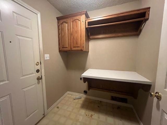 Building Photo - 6409 Twin Oaks Dr