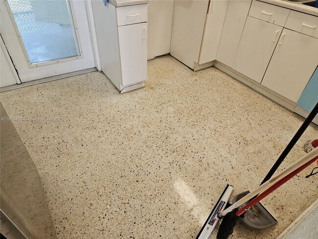 Building Photo - 307 Hernando St