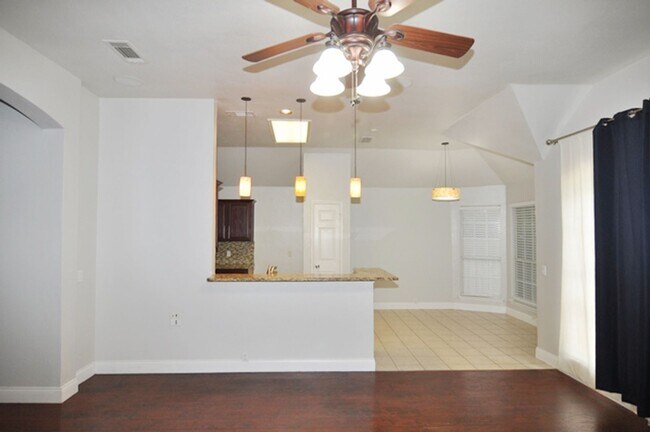 Building Photo - Lovely 3-bed, 2-bath home in North Fort Wo...