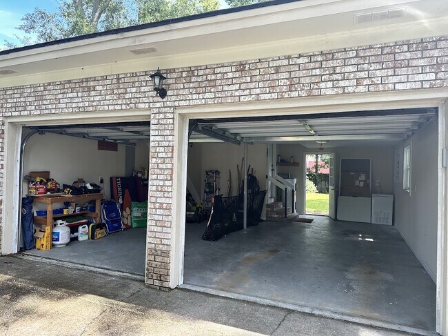 Building Photo - 2204 N Dallerton Cir