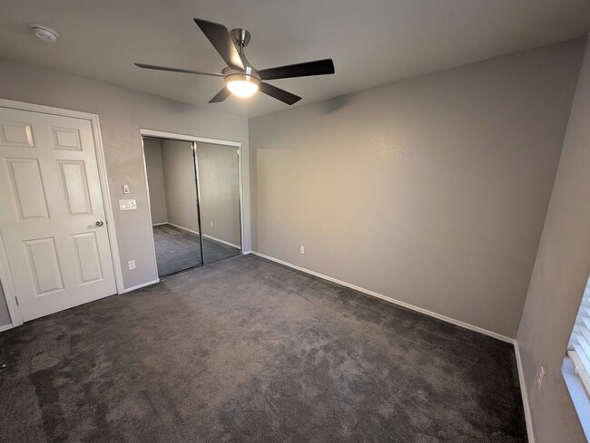 Building Photo - 3 Bedroom Home in the Waterford Square Com...