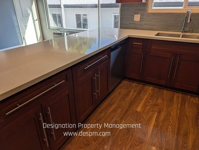 Building Photo - 7638 Hampton Ave