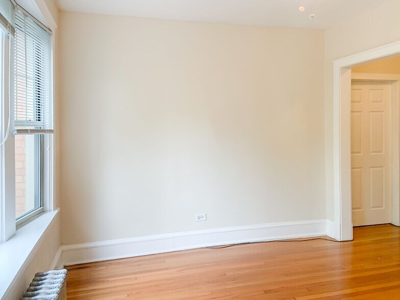Building Photo - 1607 W Berteau Ave