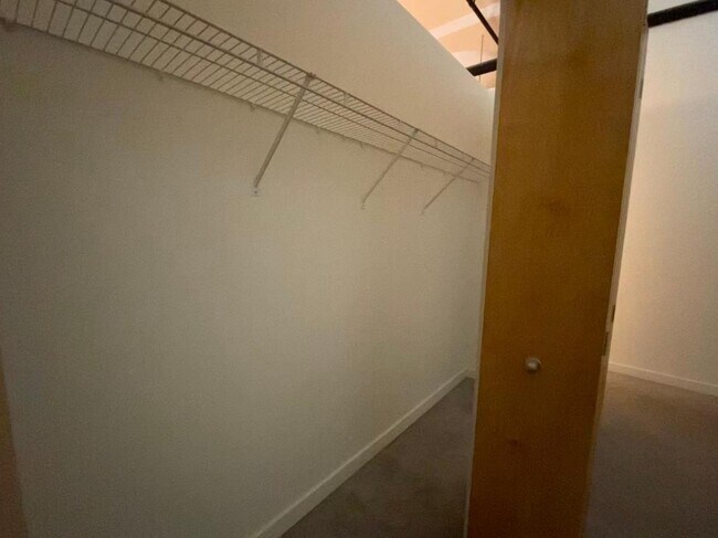 Building Photo - 1224 W Van Buren St