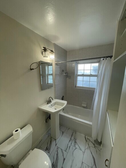 Shared bathroom - 4272 Harbinson Ave