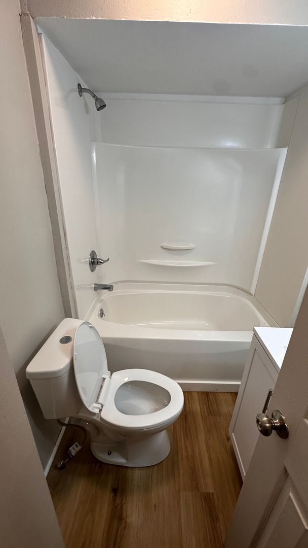 Building Photo - $1050 - 3 bed 1 bath - Single Family Home ...