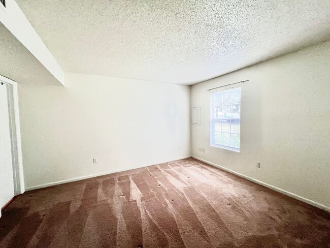 Building Photo - Bright First-Floor 2BR Condo—Pool & Amenities
