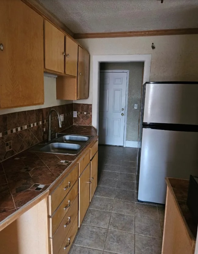 Building Photo - Charming 1 bedroom, 1 bathroom Bungalow
