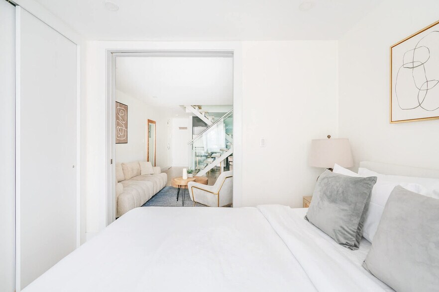 Building Photo - 244 E 75th St