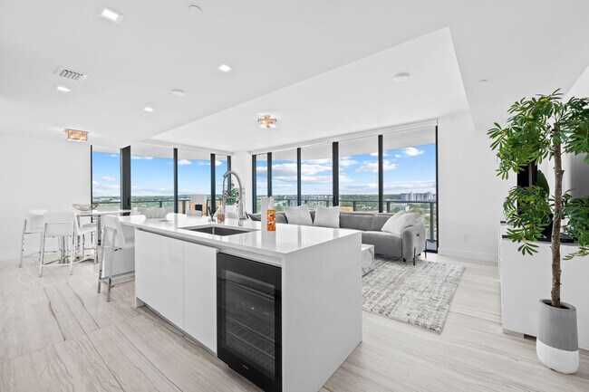 Building Photo - 730 N Ocean Blvd