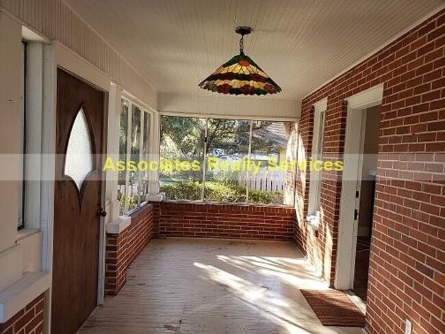 Building Photo - Walk to UF!   Cute/Historic 3 bedroom, 2 bath, LOOK!