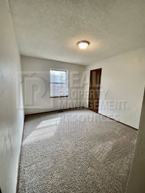 Building Photo - 913 Clear Creek