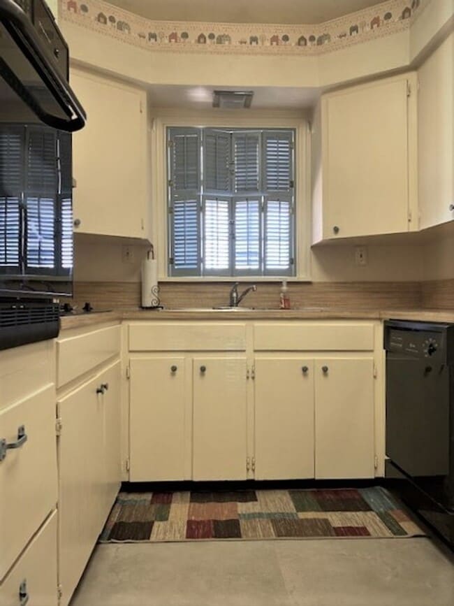 Building Photo - Large Three Bedroom Home