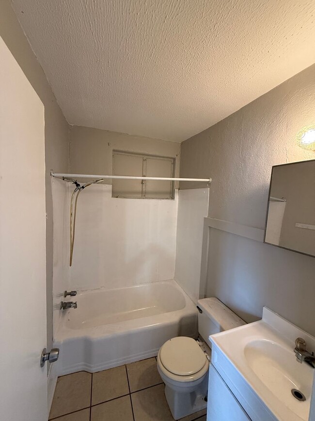 Building Photo - **AVAILABLE NOW**1 Bedroom /  1 Bathroom D...