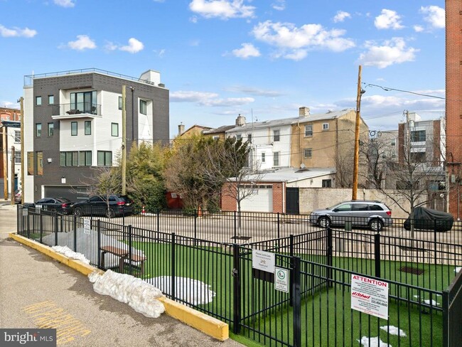 Building Photo - 1215 N 5th St