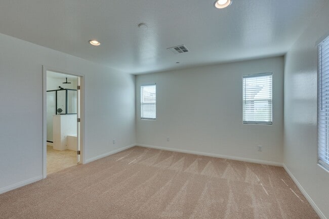 Building Photo - Gorgeous one story 4 bedroom 2 Bathroom Ho...