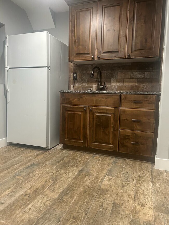 Building Photo - 47 360 E