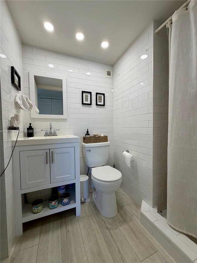 Building Photo - 1450 Brickell Bay Dr