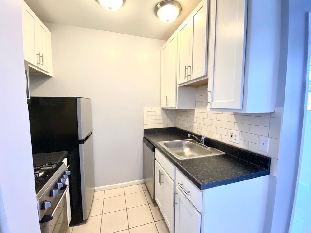 Building Photo - 4241 N Kenmore Ave