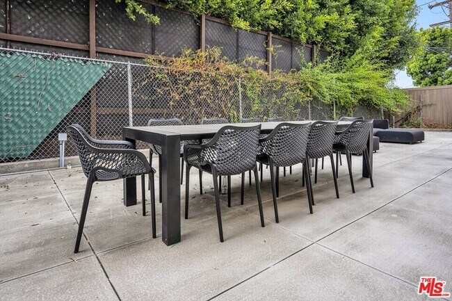 Building Photo - 149 S Hayworth Ave